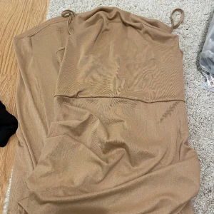 Beige klänning - Fint skick, endast testad. Perfekt till sommaren. Köparen står för frakten 