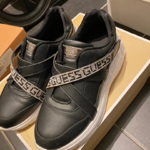 Guess skor  - Storlek 36