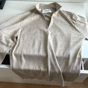 Half-zip beige  - Half zip från Selected homme. Knappt använd så bra skick! Bra passform 