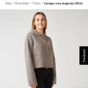 Cardigan från Åhléns  - Superfin cardigan från Åhléns som är knappt använd, inga defekter eller andra skador/fläckar. Storlek M men passar S också. 