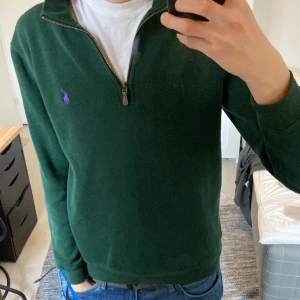 Ralph Lauren Zip - Säljer min gröna Ralph Lauren 1/4 Zip. Har växt ut den, använd men inga fläckar, condition 9/10.  pris går att diskuteras