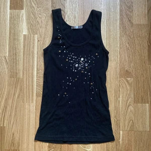 Svart linne - Svart linne med paljetter. Varan är i bra skick🙌