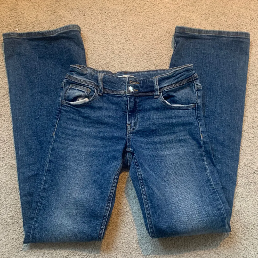 superfina jeans med coola fickor där bak. de är från tall avdelningen, är 175 och passar bra💕 säljer pga dubbletter. köpte tidigare i vintras. använda 2 ggr och nypris 350kr. Jeans & Byxor.