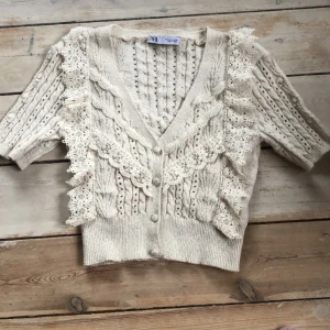 superfin zara topp! - jättefin zara topp i strl s, passar också xs, använd 1 gång så jättefint skick❤️ 