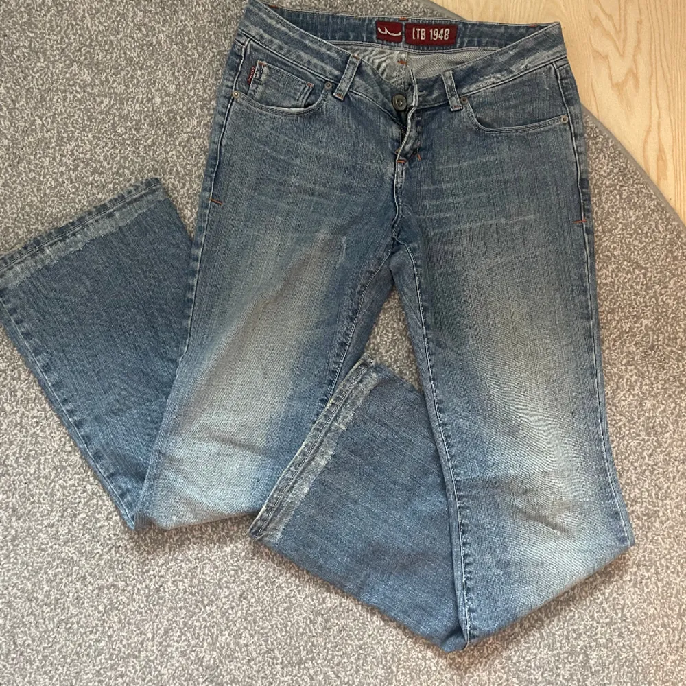Super fina äldre LTB jeans som jag säljer vid bra bud!  Perfekt lågmidjade och har så snygga detaljer på fickorna.  Midjemått tvärs över: 39 cm Innerbenslängd: 81 cm. Jeans & Byxor.