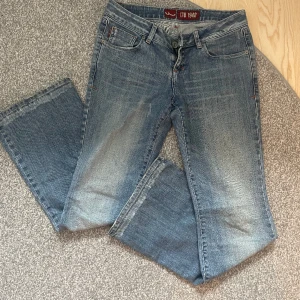 Lågmidjade LTB jeans - Super fina äldre LTB jeans som jag säljer vid bra bud!  Perfekt lågmidjade och har så snygga detaljer på fickorna.  Midjemått tvärs över: 39 cm Innerbenslängd: 81 cm