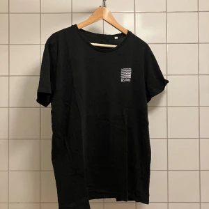 T-shirt House label Broderad logga - Tysk house-skivbolag. Inte så välanvänd. 