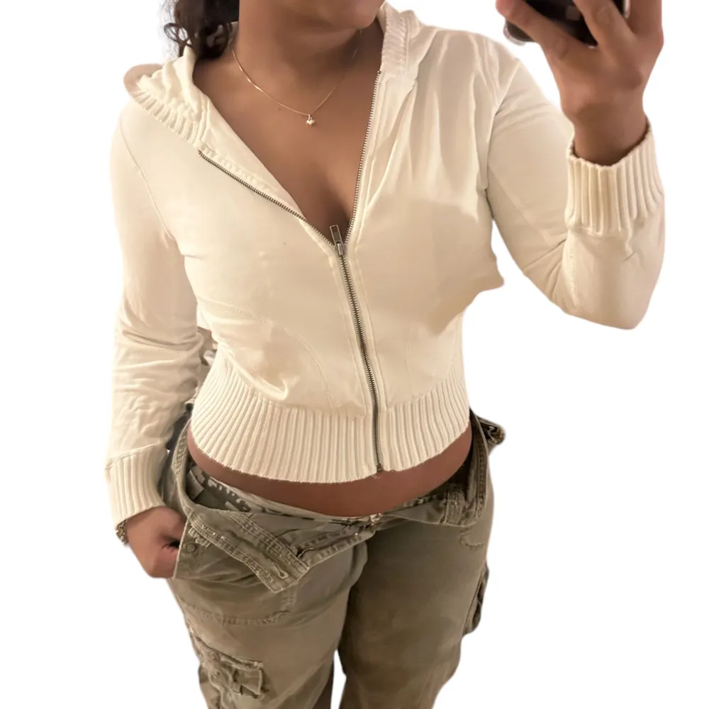 Vit zip tröja med luva från flash, storlek M, en favorit men använder inte lika mycket💋 ej säker om jag ska sälja . Hoodies.