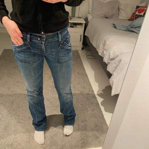 Säljer dessa lågmidjade jeans ifrån diesel. Säljes på grund av att de inte längre kommer till användning. Super snygga och riktigt bekväma 