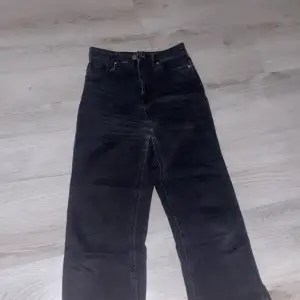 Svarta jeans från New Yorker, använda och passar fortfarande mig. Jag är 173 och brukar bära s/xs, dom börjat bli lite korta  Byxorna börjar bli sjuk slitna bak och är lite missfärgade 