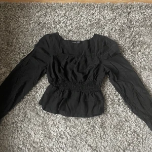 Fin blus!! - Jättefin svart blus! Inte mycket använd och bra skick. Söta volanger & lite puffärmar. Perfekt till allt! ❣️ 