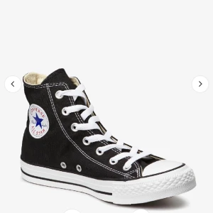 Converse  - Söker!  Converse i färgen vit eller svart storlek 37-38 obs möts endast Stockholm! 