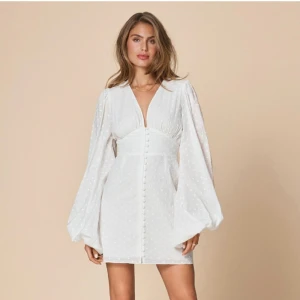 Adoore klänning - Säljer min supersöta Adoore klänning då den endast är använd en gång därav inga defekter. Passar perfekt nu till studenttider☁️☁️🩷 Odenarie pris 1500kr