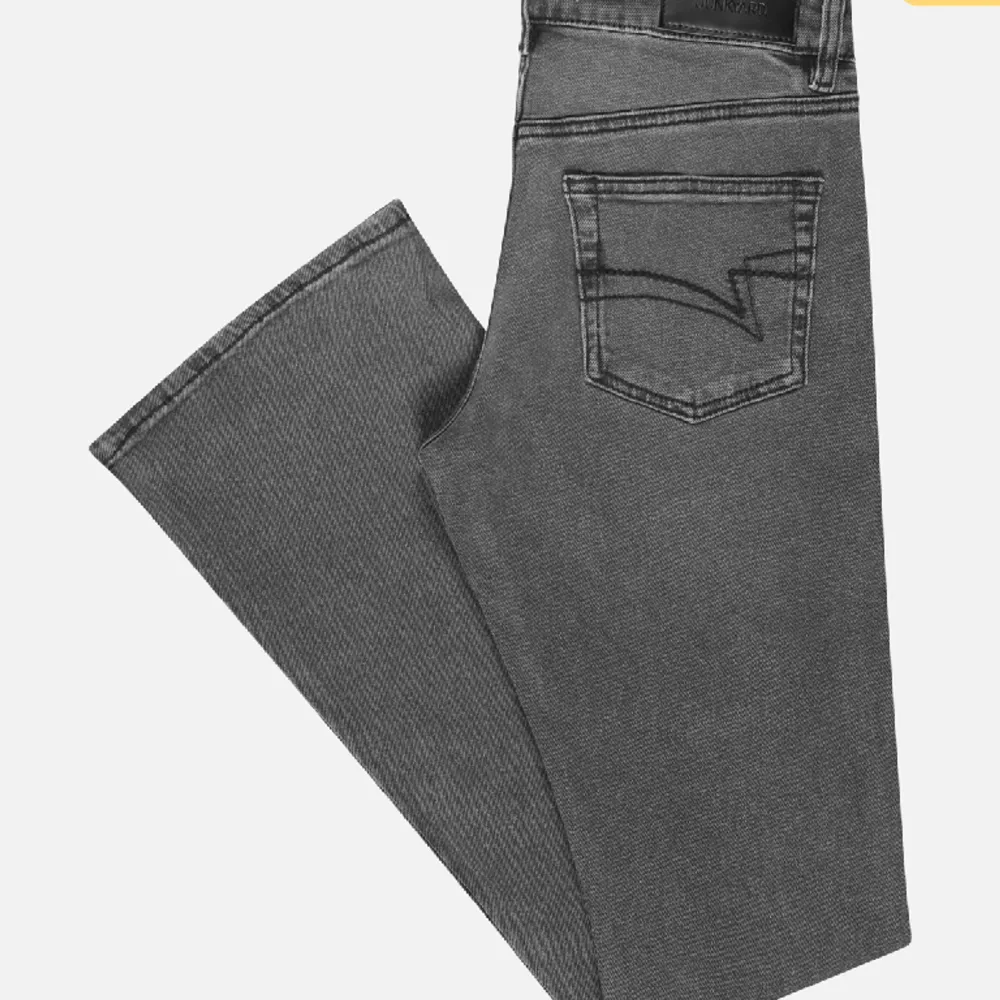 Säljer dessa as snygga Low waist bootcut jeansen då de inte passade mig!! Helt nya och aldrig använda, prislapp finns kvar💗💗😇 Använd gärna köp nu💗💗 Byxorna är ifrån Junkyard och kostar ca 600kr nya!!😇. Jeans & Byxor.