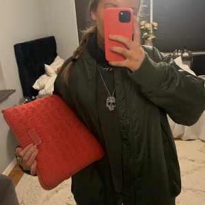 Marc Jacobs data fodral🪩 - Hej! Jag undrar om någon skulle vilja byta mitt fina datafodral från marc Jacobs till ett likadant fast en annan färg, helst blå🙏🏼🪐den har en liten fläck som inte alls syns mycket❤️