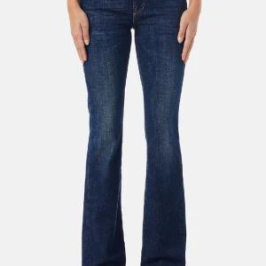 Diesel jeans dark blue  - HÖR AV ER OM NI VILL PRUTA!🙏🏻❤️Diesel jeans bootcut Jag köpte dessa för ca 2 månader sedan men har inte använt de en endaste gång då dem är för långa för mig så dem är i helt nytt skick. Tänkte ge dem till min syster men hon ville inte ha dem och hann inte lämna tillbaka. De kostar 1600 att köpa