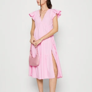 Söt slit klänning  - En längre volang klänning med slit 💖 Den går nästan hela vägen ner till anklarna på mig som är 157cm.