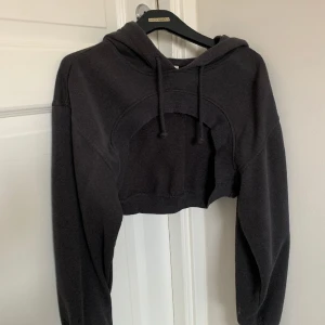 Bolero Hoodie - Säljer denna trendiga bolero hoodien från h&m 🤍 det är skitsnyggt att bara ha ett linne under!! Den är i använt skick! Skriv priv vid frågor 😊