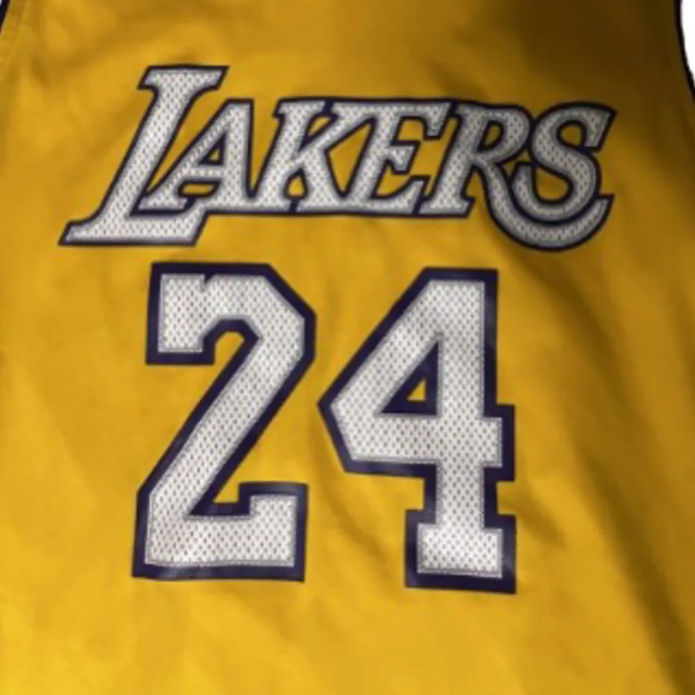 Officiellt set från La Lakers med Kobe Bryant på ryggen. Shortsen ingår men kontakta mig om du bara är intresserad i tröjan.. Hoodies.