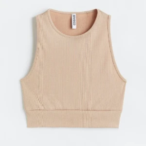 Ribbad tanktop - oanvänd - Oanvänd ribbad tanktop, säljer p.g.a fel storlek.  Köpt för 89kr säljer för 30kr