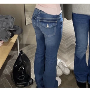 Hm jeans - Säljer dessa lågmidjade jeans från H&M då dom blivit för små för mig, är två hål på insidan där jag hett in band förut men det är inget som syns då det är innanför. Annars är dom i nyskick💕 skriv för egna bilder☺️storlek 38 men sitter som 36