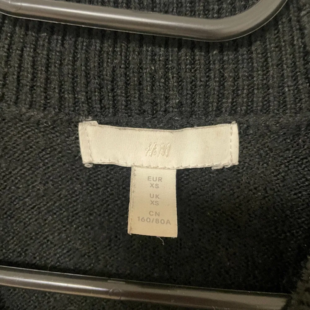 Ullstickad kofta från H&M med guldknappar, slutsåld. Använd ett par gånger, ser helt oanvänd ut. Storlek XS men passar även som S. Köpt för 179kr Säljer för 99kr Priset kan diskuteras🌸. Neuleet.