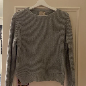 Stickad tröja  - En stickad pull&bear tröja, vet inte nypris eftersom jag fick ärva efter min syster, sitter skitsnyggt på men säljer för behöver mer utrymme i garderoben, den är i Xs men sitter lika bra som M (stretchig)