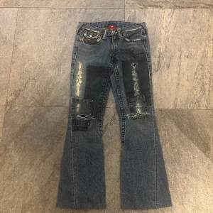 Säljer dessa sjuuukt snygga true religion jeans. Så unika och snygga. Bootcut och lowwaist. Det är bara att fråga för mått. Säljer då dom tyvärr är försmå för mig.