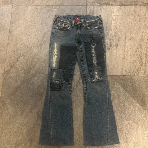 True religion jeans - Säljer dessa sjuuukt snygga true religion jeans. Så unika och snygga. Bootcut och lowwaist. Det är bara att fråga för mått. Säljer då dom tyvärr är försmå för mig.