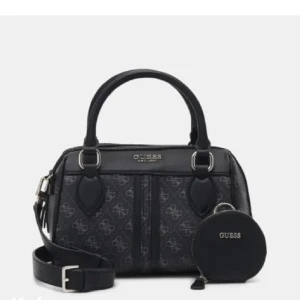 Guess väska - Säljer denna fina väska då den inte kommer till användning, använd ett fåtal gånger💗 Inga defekter! Pris kan diskuteras