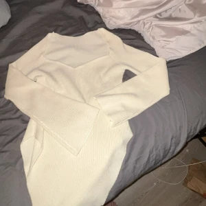 Ribbad topp  - Super söt topp köpt från Shein, med vida armar och en slits längst ner. Säljs på grund av att den är för liten ☺️