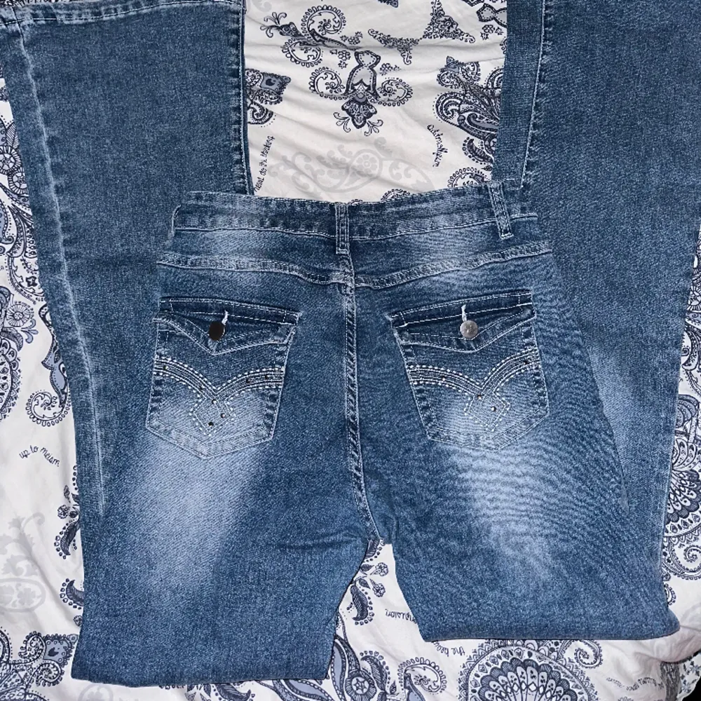 Low rise jeans från en second hand butik i malmö fast jeansen passar inte riktigt så som jag vill ha dom längre! . Jeans & Byxor.