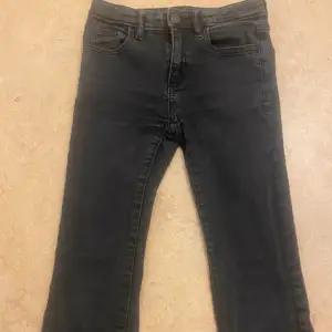 Dessa är mina gammla svarta bootcut jeans som också är Low waist. Jag vill sälja dessa för att dem har blivit för korta i längden. Dem är köpta från Cubus för 350 kr men säljer för 200☺️ Skriv till mig för mer bilder och min snap🩷