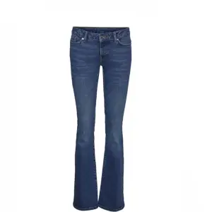 Super fina blåa bootcut jeans som är lågmidjade, andvänds tyvärr inte längre pågrund av att dem är för korta för mig. Jag är 170 cm💕