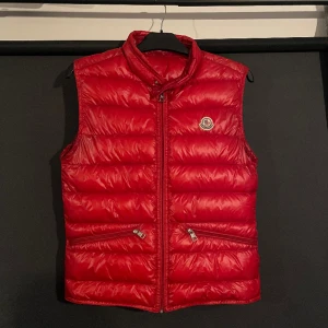 Moncler Gui väst - Säljer nu min feta Moncler Gui väst. Äkta. Storlek 2 men insydd så passar storlek 1. Köpt från Garmsmarket. Hör av dig om frågor😀