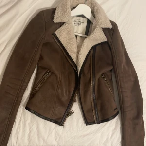 Jacka  - Jag säljer en jacka från Abercrombie & Fitch då den är för liten för mig. I lappen står det storlek XS men den är nog snarare XXS. Inga defekter. 350kr + frakt 