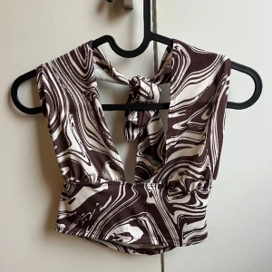 Topp - Skitsnygg topp. Inte genomskinlig. Går att anpassa storlek själv med banden i nacken. Passar XS-M