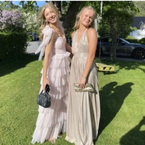 Balklänning✨🌸 - En jättefin klänning som jag endast använt en gång!❤️ Man knyter den i nacken och kan därmed välja längden själv beroende på vad som passar en. Köpt från Bubbleroom för 1600!💓💓(lånad bild), den andra klänningen är från Asos🌸PRIS KAN DISKUTERAS!