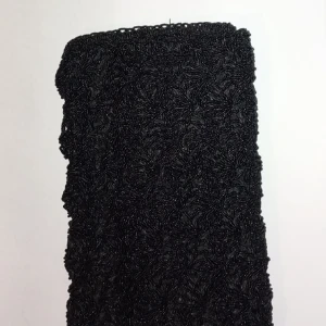 Lyxig 20-tals kuvertväska - Vintage svart kuvertväska med vackra pärlor som omsluter hela väskan. Magnetknapp för stängning. Mått; L20xB12xH2,5 Litet fack inuti.