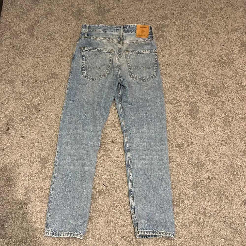 Jack & Jones jeans STORLEK27/30 ANVÄNDA MYCKET MEN INGET SOM SYNS Ordinarie pris: 600kr Skriv ett eget bud i sms  (TAR SWISH) Snabb affär billigt pris:) Om ni är intresserade är det bara att skriva.. Jeans & Byxor.