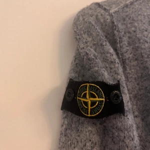 Stickad stone island sweater - Stickad stone island sweater i bra skick |  nypris runt 3000 | Storlek: XS | Säljer för att den börjar bli för liten för mig | För fler bilder skriv | Hör av dig vid frågor | Pris kan diskuteras!