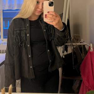 Jeansjacka med massa silverdetaljer😋 jättefin i storlek s 🎀 säljer den för 130kr 💖💖💖