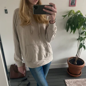 Beige hoodie - Gullig hoodie med snören och luva, lite skrynklig men kan bara strykas.