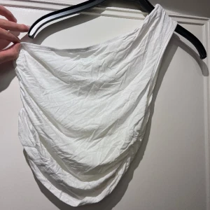 Topp - One shoulder topp med scrunch på sidan
