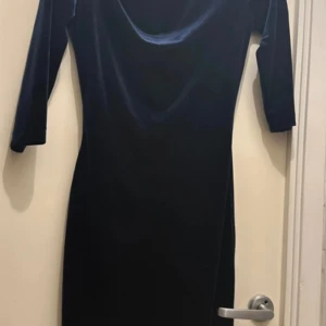 Blå sammets klänning  - Mycket bra skick, strl 38. Blå sammet. Dragkedja bak. 