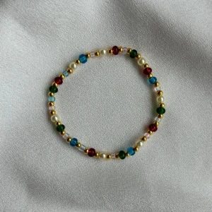 Pärlarmband  - Tillgängligt i andra förger( röd , blå, brun och vit)🤍