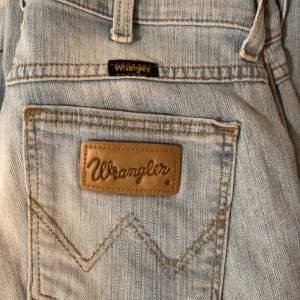 Supersnygga wrangler jeans i jättefint skick. Något stretchiga med låg midja, Bootcut. Storlek 28/32💞skriv för fler bilder. 