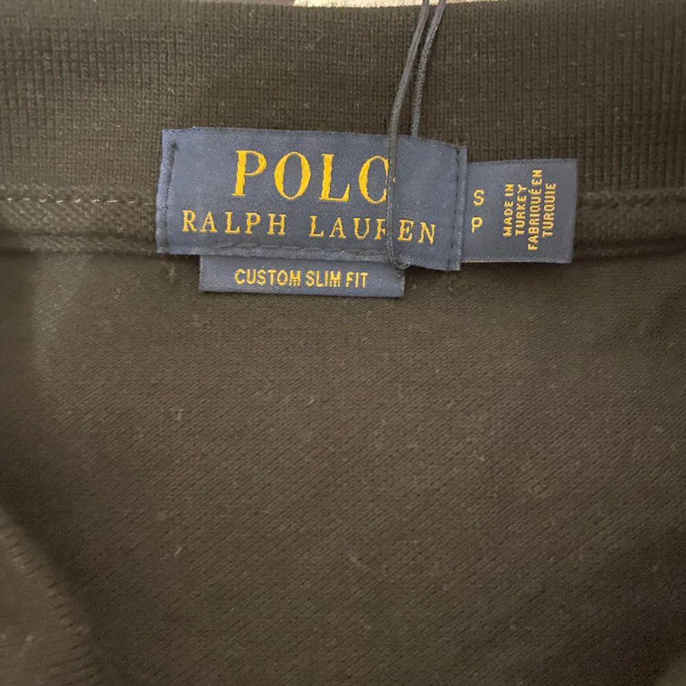 Helt ny Polo Ralph Lauren piké säljes då den inte passar min klädstil. I storlek S men passar nog även M. . Hoodies.