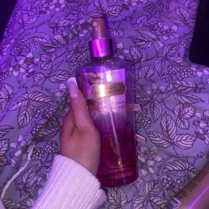 Victoria sectet - Tappat bort korken till använder inte dem längre vill bli av med den fort för den står bra därav priset och ca 1/4 del kvar 