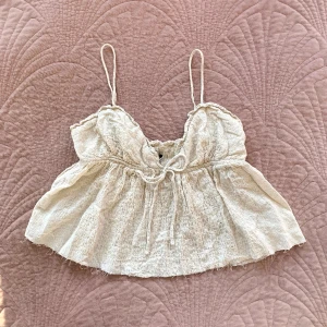 Linne - Populärt linne från zara! Det är avklippt längst ner, men inte alls mycket